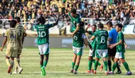 Ekspresi para pemain PSS Sleman merayakan gol ke gawang Arema FC pada lanjutan BRI Liga 1 2023/2024 di Stadion Manahan, Solo, Senin (15/4/2024). (Bola.com/Radifa Arsa)