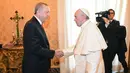 Presiden Turki Recep Tayyip Erdogan (kiri) bersalaman dengan Paus Fransiskus saat kunjungannya ke Vatikan (5/2). Erdogan menjadi Presiden Turki pertama selama 59 tahun yang mengunjungi Paus Fransiskus di Vatikan. (Alessandro Di Meo / Pool via AP)