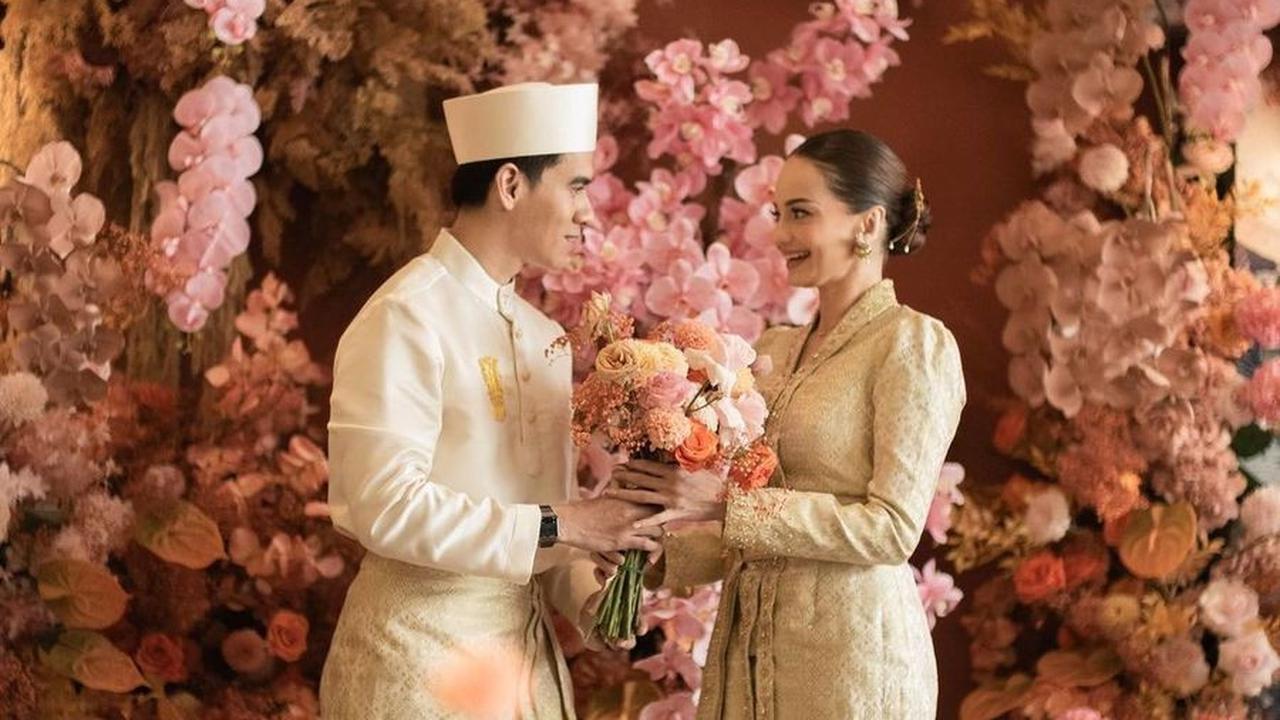 Enzy Storia sempat membuat banyak orang salah paham dengan dugaan hubungan cintanya dengan Dikta, sebelum akhirnya mengunggah foto pernikahan dengan diplomat muda Molen Kasetra pada 20 Mei 2023.<br>
