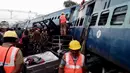 Kondisi gerbong kereta yang tergelincir di Andhra Pradesh, India, Minggu (22/1). Kabar sementara, sedikitnya 23 orang tewas dalam peristiwa tersebut. (AP Photo)