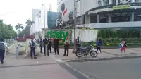 Sejumlah anggota kepolisian dari Polsek Metro Tanah Abang juga terlihat tengah mengamankan pertokoan di Pasar Benhil, Jakarta Pusat.