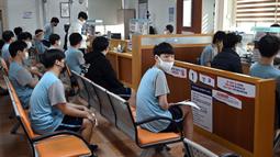 Sejumlah pemuda Korea Selatan menunggu pemeriksaan medis untuk wajib militer di Administrasi Tenaga Kerja Militer Regional Seoul, Seoul, Korea Selatan, Rabu (1/2/2023). Peraturan wajib militer ini sudah mulai diberlakukan sejak tahun 1957, sebagai antisipasi terhadap serangan lanjutan dari Korea Utara pascaterjadinya Perang Korea. (Jung Yeon-je/AFP)