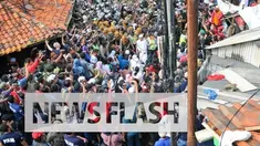 Gubernur DKI Jakarta Basuki Tjahaja Purnama atau Ahok bersikeras tetap menggusur kawasan Pasar Ikan, Penjaringan, Jakarta Utara. Walaupun, sebagian warga kawasan tersebut menolak dan melawan.