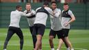 Para pemain Liverpool melakukan sesi latihan jelang laga  kualifikasi liga Champions di Melwood, Liverpool, Selasa (22/8/2017). Liverpool akan menghadapi Hoffenheim. (AFP/Oli Scarff)