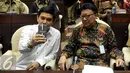 Menteri Dalam Negeri Tjahjo Kumolo (kanan) bersama Menteri PAN RB Yudi Krisnandi saat menghadiri rapat kerja dengan Komisi II DPR, di Kompleks Parlemen, Jakarta, Selasa (19/7). Rapat tersebut membahas R-APBN 2017. (Liputan6.com/Johan Tallo)