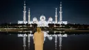 Seorang pria melihat Masjid Agung Sheikh Zayed di Abu Dhabi,  pada tanggal 14 Maret 2025, selama bulan puasa Ramadan. (FADEL SENNA/AFP)