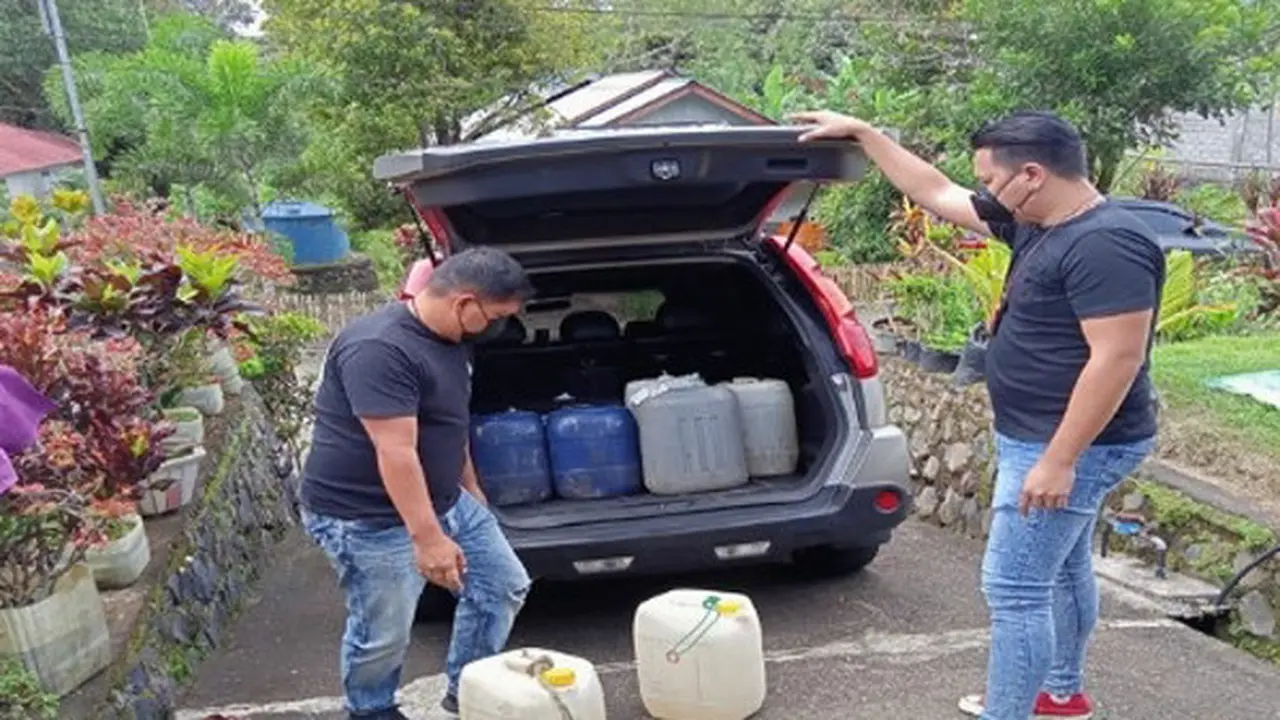Polres Tomohon kembali mengamankan ratusan liter minuman keras jenis Cap Tikus tanpa izin, Kamis (22/07/2021).