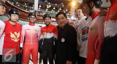 Erick Thohir bertemu dengan Tim Olahraga Musim Dingin Indonesia yang akan bertanding di Jepang, Tangsel, Kamis (29/9). Ini adalah untuk pertama kali Indonesia mengirim kontingen untuk Asian Winter Games. (Liputan6.com/Helmi Afandi)