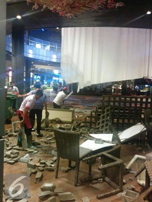 Suasana AEON Mall pasca disambar petir, BSD, Tangerang Selatan, Rabu (20/4/2016).Belum diketahui ada korban atau tidak dalam peristiwa ini. (Istimewa)