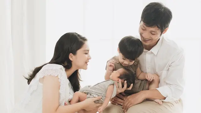 Potret Putri Titian Asuh Kedua Anaknya Tanpa Baby Sitter