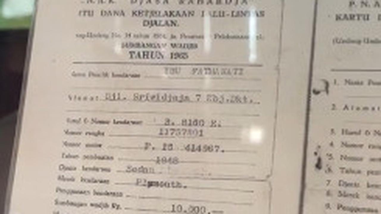 Bahkan menariknya, BPKB atau surat asli mobil istri Soekarno tersebut masih tersimpan rapi. <br>