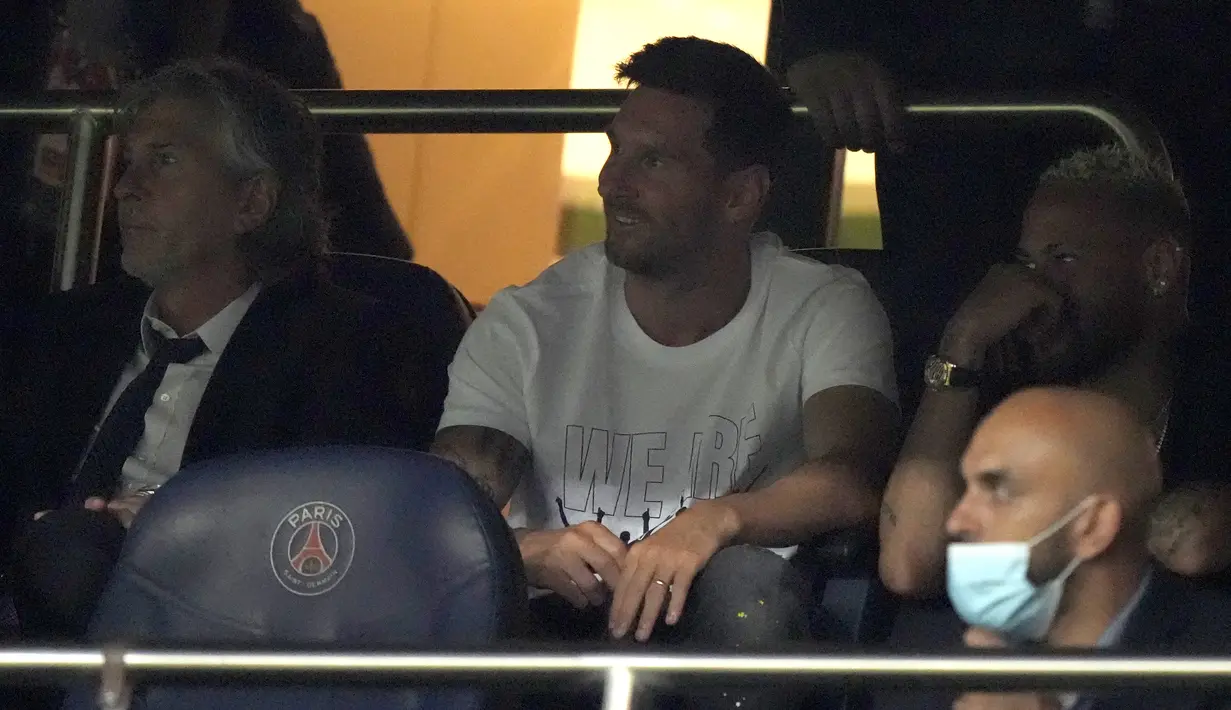 Lionel Messi (tengah) dan Neymar menjadi penonton laga pekan kedua Liga Prancis antara PSG vs Strasbourg di Stadion Parc des Princes, Minggu (15/8/2021) dini hari WIB. Messi tampak berada di tribun penonton dan menyaksikan pertandingan bersama Neymar dan Di Maria. (AP Photo/Francois Mori)