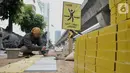 Pekerja menyelesaikan proyek revitalisasi trotoar di kawasan Kuningan, Jakarta, Senin (4/11/2019). Dinas Bina Marga DKI Jakarta menganggarkan biaya proyek revitalisasi trotoar sebesar Rp 1,1 triliun. (merdeka.com/Iqbal Nugroho)