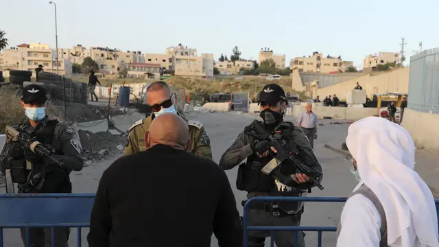 Warga Palestina Seberangi Pos Pemeriksaan untuk Sholat Jumat di Masjid Al-Aqsa