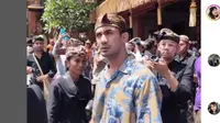 Reza Rahadian Tonton Upacara Pelebon di Bali, Reaksi Warga Lokal Jadi Sorotan.&nbsp; foto: Instagram @denpasar.viral