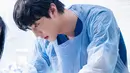 <p>Ahli bedah umum, Seo Woo Jin (Ahn Hyo Seop) dan ahli bedah kardiovaskular Cha Eun Jae (Lee Sung Kyung) dengan cepat memberikan pertolongan pertama. Keduanya tampak sigap dan serius menangani pasien. (Foto: Instagram/ sbsdrama.official via Soompi)</p>
