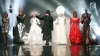 Desainer Rinaldy A Yunardi didamping enam diva Tanah Air yang mengenakan headpiece dan kostum dalam peragaan tunggal di Jakarta, Rabu (13/12). Peragaan itu bertajuk EQUILIBRIUM: Rinaldy Yunardi x Absolut Elyx. (Liputan6.com/Johan Tallo)