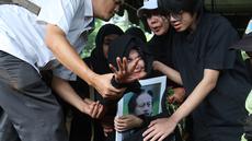 Karina Ranau (tengah) menangis saat menyaksikan pemakaman suaminya, Epy Kusnandar, di Tempat Pemakaman Umum (TPU) Jeruk Purut, Jakarta Selatan, Kamis (4/12/2025) pagi. Setelah disemayamkan di rumah duka, jenazah Epy Kusnandar dimakamkan di Tempat Pemakaman Umum (TPU) Jeruk Purut, Jakarta Selatan. (Kapanlagi.com/Budy Santoso)