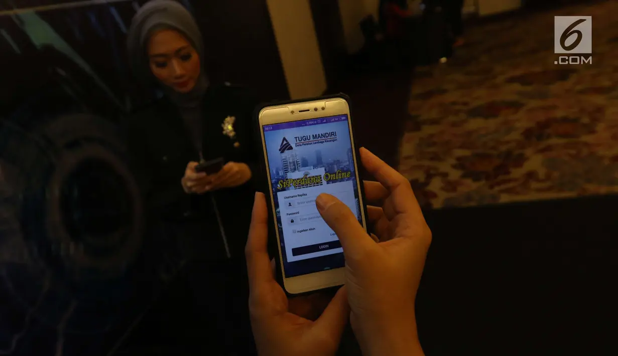 Model menunjukkan aplikasi mobile SIPerdana usai di luncurkan di Jakarta, Rabu (28/3). Aplikasi ini dapat menyajikan informasi saldo dan status kepesertaan secara real time 24 jam sehari 7 hari seminggu. (Liputan6.com/Angga Yuniar)
