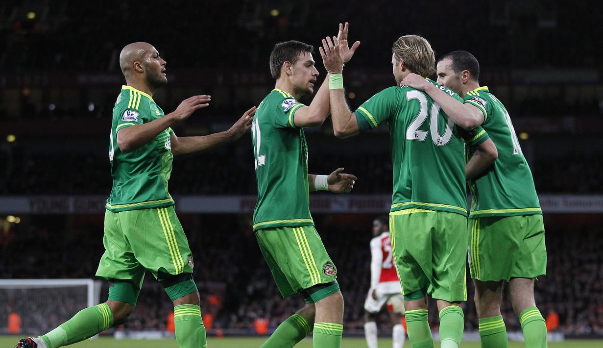Para Pemain Sunderland, merayakan gol bunuh diri pemain Arsenal, Olivier Giroud pada lanjutan Liga  Premier Inggris di Stadion Emirates, London, Sabtu (5/12/2015). (AFP Photo/Ian Kington) 
