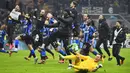 Para pemain Inter Milan merayakan kemenangan atas AC Milan pada laga Serie A di Stadion San Siro, Minggu (9/2/2020). Inter Milan menang 4-2 atas AC Milan. (AP/Massimo Paolone)