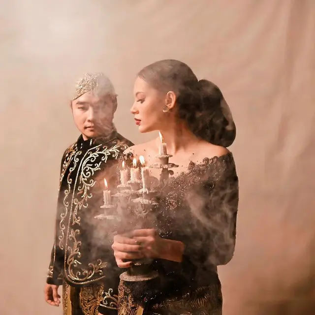 Kompak Pakai Baju Adat, Ini 7 Gaya Pemotretan Abash dan Jeje Bak Prewedding