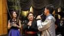  Joy Tobing (tengah) saat ikut meramaikan acara Christmas Tree Lighting Ceremony di Intercontinental Hotel, Jakarta. Foto diambil pada Kamis (27/11/2014). (Liputan6.com/Panji Diksana)