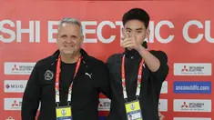 Pelatih Filipina, Albert Capellas (kiri) bersama pemain Filipina, Sandro Reyes berfoto bersama setelah konferensi pers jelang laga terakhir Grup B Piala AFF 2024 melawan Timnas Indonesia di Stadion Sriwedari, Solo, Jawa Tengah, Jumat (20/12/2024). (Bola.com/Abdul Aziz)