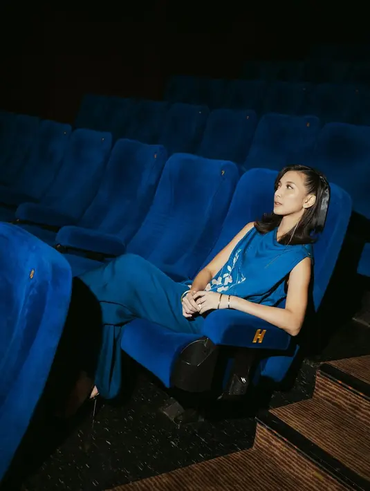 Untuk sesi press conference, Sheila Dara kenakan setelan busana kasual serba biru dari Sukkacitta. [@sheiladaisha]