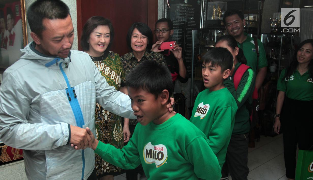 Menpora Imam Nahrawi bersalaman dengan delapan pemain terbaik MILO Football Championship 2018 di Jakarta (5/10). Para pemain terbaik ini telah menjalani pelatihan selama lima hari sejak 30 September–3 Oktober. (Liputan6.com/Rizky)