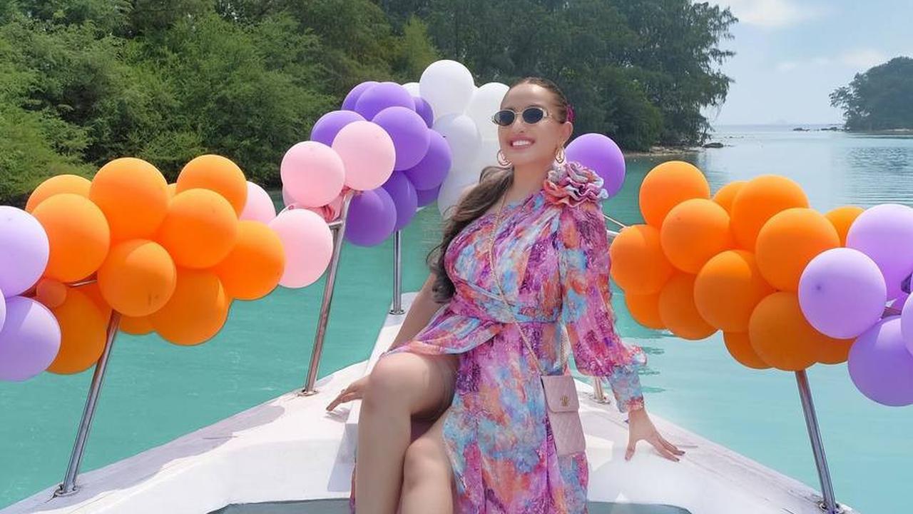 Berusia matang, Rumy Rach mengikuti jejak sang nenek di dunia dangdut Indonesia dengan merilis empat single dangdut.