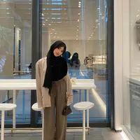 Kamu dapat tampil memesona dan hangat menggunakan blazer nude dan tartan pants berwarna cokelat ketika lunch date bersama pasanganmu. (instagram/shireeenz)