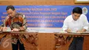 Mendikbud, Anies Baswedan (kiri) bersama Menpan-RB, Yuddy Chrisnandi menandatangi nota kesepahaman naskah soal Tes Kompetensi Dasar CPNS tahun 2016 di Kemendikbud, Jakarta, Rabu (20/1/2016). 18.820 soal telah disusun. (Liputan6.com/Helmi Fithriansyah)
