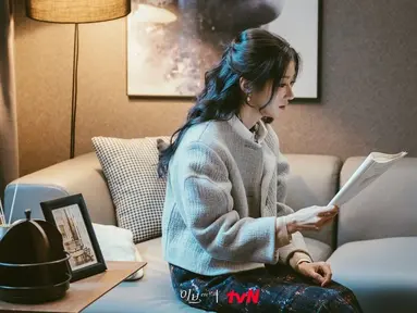 Seo Ye Ji dalam drakor Eve memerankan karakter Lee Ra El yang hendak membalas dendam. Namun ia mesti menutupi keinginannya ini dari musuh-musuhnya. Ia kerap tampil dengan anggun dan innocent, termasuk dengan gaya pakaian sopan dengan warna netral seperti ini. (Instagram/ tvn_drama)