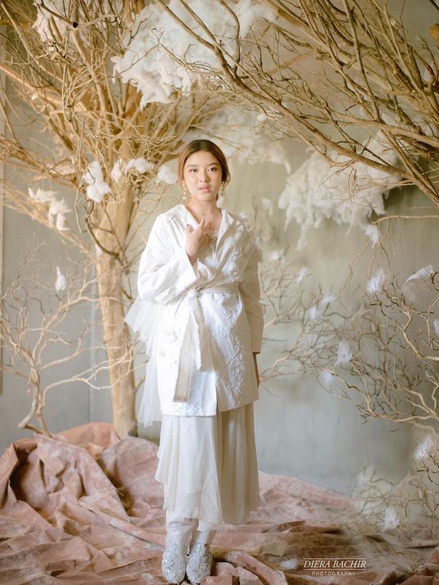 6 Pemotretan Tiara Idol dengan Tema 'Pearl In The Clouds' Ini Curi Perhatian