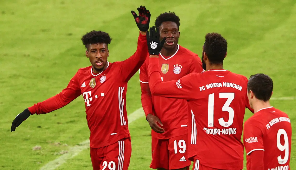 Gelandang Bayern Munich, Alphonso Davies (kedua dari kiri) merayakan gol ketiga timnya ke gawang Arminia Bielefeld dalam laga lanjutan Liga Jerman 2020/21 pekan ke-21 di Allianz Arena, Munich, Senin (15/2/2021). Bayern Munich bermain imbang 3-3 dengan Arminia Bielefeld. (AFP/Adam Pretty/Pool)