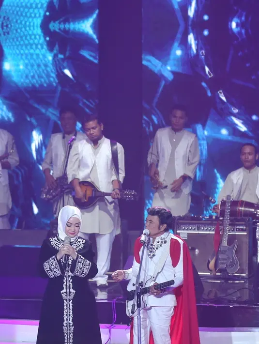 Rhoma sendiri mengaku surprise melihat istrinya yang paling cantik duduk dibarisan penonton. Ricca juga mengucapkan terimakasih lantaran suaminya telah menyanyikan lagu Kerudung Putih. (Nurwahyunan/Bintang.com)