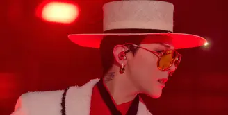 Di konser Encore Korea Selatannya, G Dragon tampil mengenakan setelan jas putih dari jas dan celana yang memiliki aksen hitam. Dipadukan inner kemeja putih. [Dok. CHANEL]