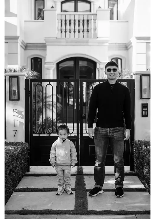 Issa padukan setelan sweater dengan celana khaki dan sneakers silver abu-abu. Duplikasi gaya ayahnya yang kece [@reynaldibunjamin]