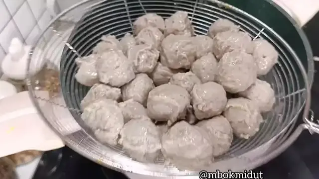 Proses Membentuk dan Merebus Bakso