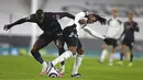 Bek Manchester City, Benjamin Mendy, berebut bola dengan pemain Fulham, Andre-Frank Zambo Anguissa, pada laga Liga Inggris di Stadion Craven Cottage, Sabtu (14/3/2021). City menang dengan skor 3-0. (Catherine Ivill/Pool via AP)