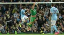 Kiper Juventus, Gianluigi Buffon mengamankan gawangnya dari tekanan pemain Manchester City di laga Grup D Liga Champions di Stadion Etihad, Manchester, Inggris, Rabu (16/9/2015) dini hari WIB. (AFP Photo/Oli Scarff)