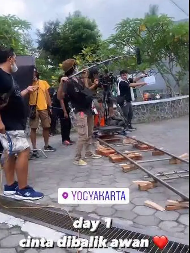 Jadi Produser, Ini 7 Momen Prilly Latuconsina Jalani Selamatan di Hari Pertama Syuting