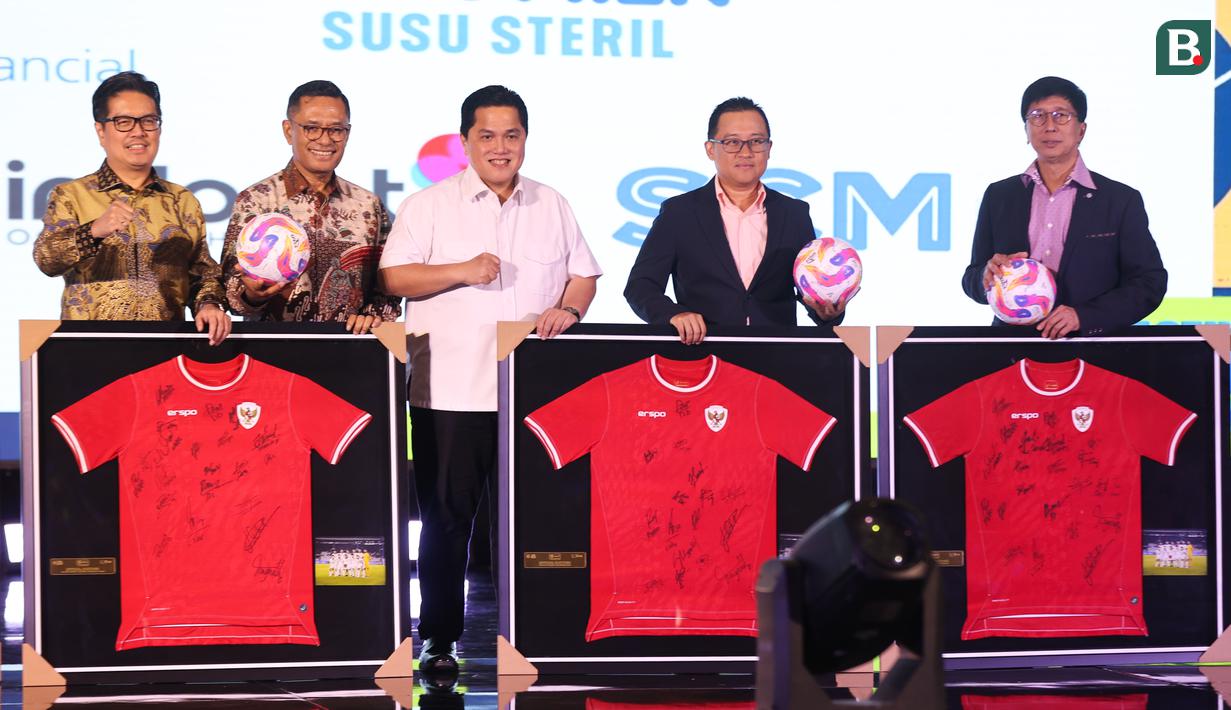 Direktur Utama SCM, Sutanto Hartono (kanan) saat di atas panggung untuk menerima simbolis perpanjangan kerja sama antara SCM dengan PSSI dilakukan dalam PSSI Partner Summit 2024 di Hotel Park Hyatt, Jakarta Pusat, pada Senin (16/12/2024). (Bola.com/Abdul Aziz)