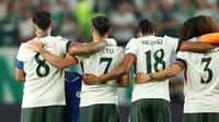 Momen mengheningkan cipta untuk menghormati kepergian Diogo Jota dan Andre Silva jelang laga antara Chelse kontra Palmeiras di perempat final Piala Dunia Antarklub 2025 yang berlangsung di Lincoln Financial Field, Philadelphia, Sabtu (5/7/2025) pagi WIB. Tampak Pedro Neto dan Enzo Fernandez memegang jersey biru Chelsea, yang bertuliskan Diogo dan Andre di bagian belakangnya. (Luke Hales/Getty Images/AFP)