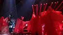 Penyanyi dan penulis lagu, Melly Goeslaw tampil nyentrik dalam 'The Biggest Concent Ada Apa dengan Cinta? 2', Kamis (31/3). Konser ini menampilkan lagu-lagu yang menjadi soundtrack di film legendaris, Ada Apa Dengan Cinta. (Liputan6.com/Herman Zakharia)