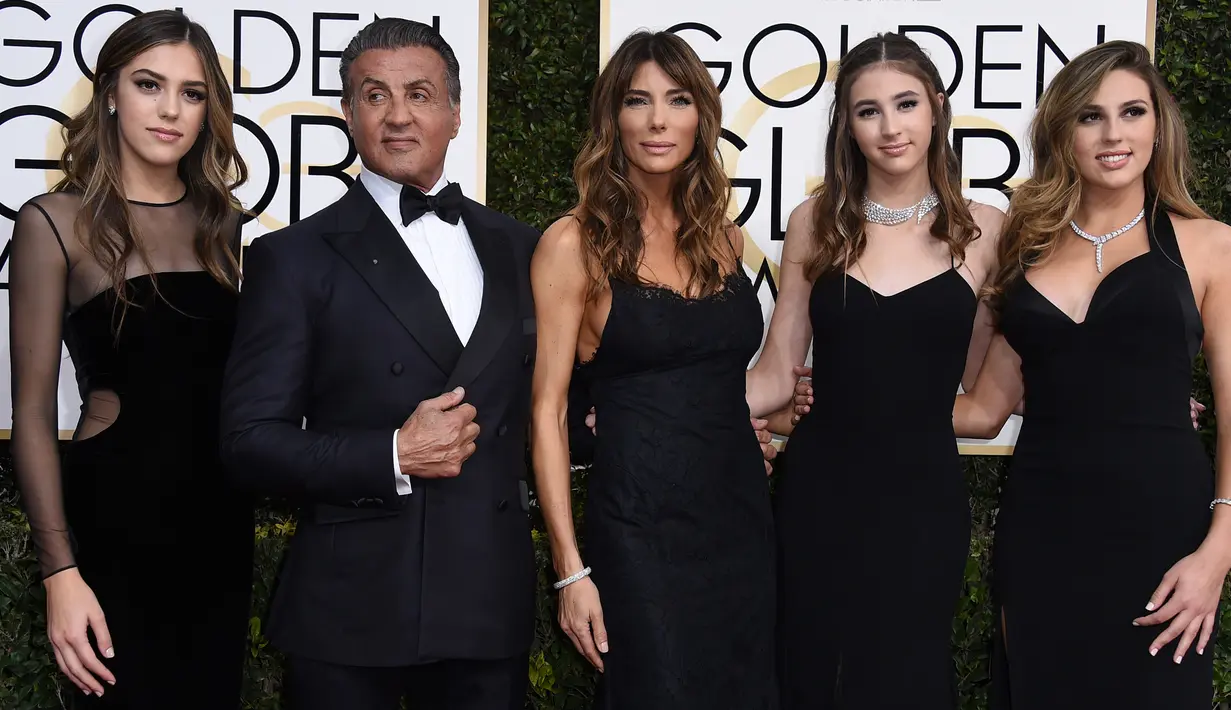 Sistine Stallone, Sophia Stallone dan Scarlet Stallone foto bersama dengan kedua orang tuanya saat menghadiri Golden Globe Awards 2017 di California, AS (8/1). (Photo by Jordan Strauss/Invision/AP)