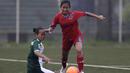 Gelandang Bangka Belitung, Safira Ika, mengontrol bola saat melawan Sumatera Utara pada laga Piala Pertiwi 2019 di Lapangan NYTC, Sawangan, Rabu (24/4). Babel unggul 5-0 atas Sumut. (Bola.com/Yoppy Renato)