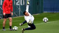Kiper Paris Saint-Germain Keylor Navas melompat untuk menghalau bola saat sesi latihan jelang menghadapi Club Brugge pada laga Grup A Liga Champions di Saint-Germain-en-Laye, Paris, Prancis, Selasa (5/11/2019). (FRANCK FIFE/AFP)