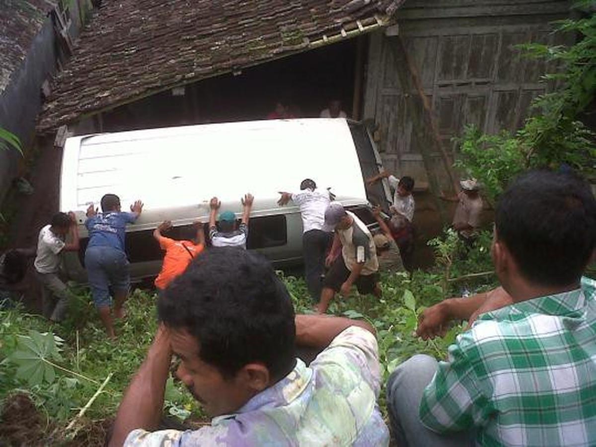 Jatuh dari tebing setinggi 4 meter, minibus hantam rumah warga